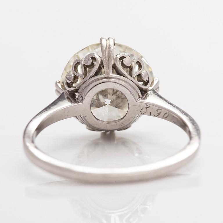 Sormus, platinaa ja briljanttihiottu timantti.