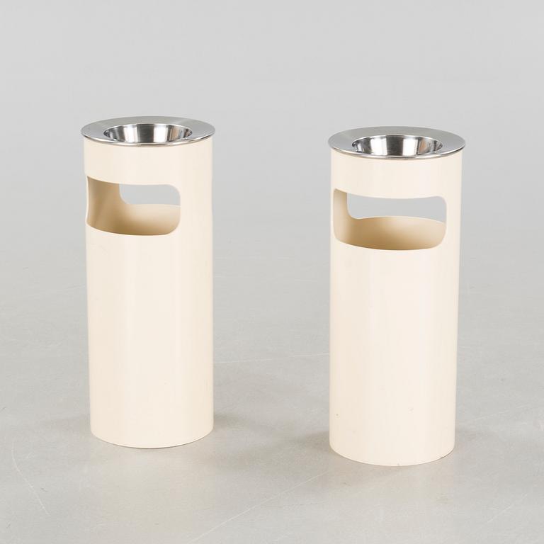 A pair of trash cans with ash trays, designed by G. Colombini for Kartell, 20th cenutry.