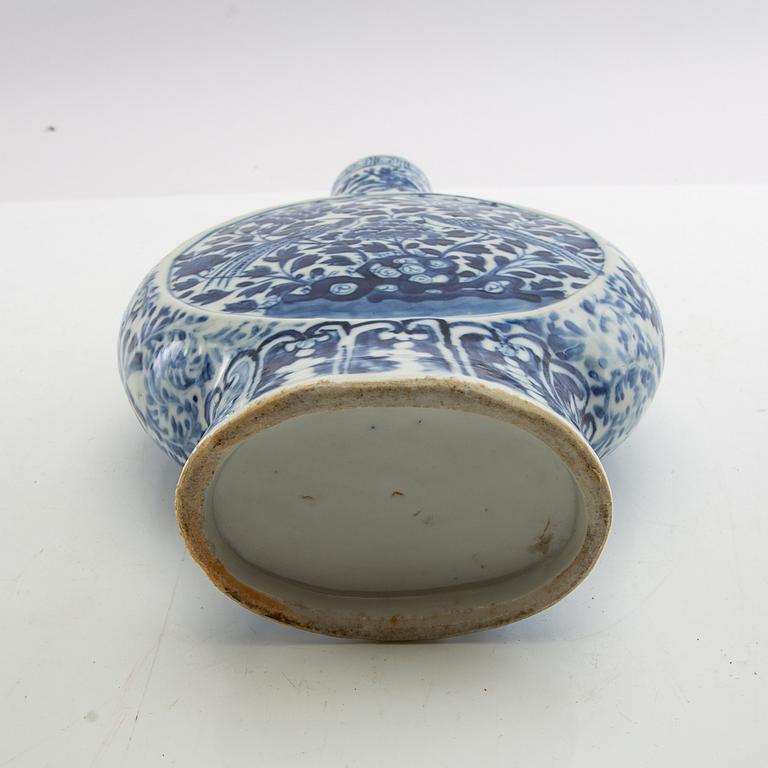 Pilgrim vase China circa 1900 porcelain.