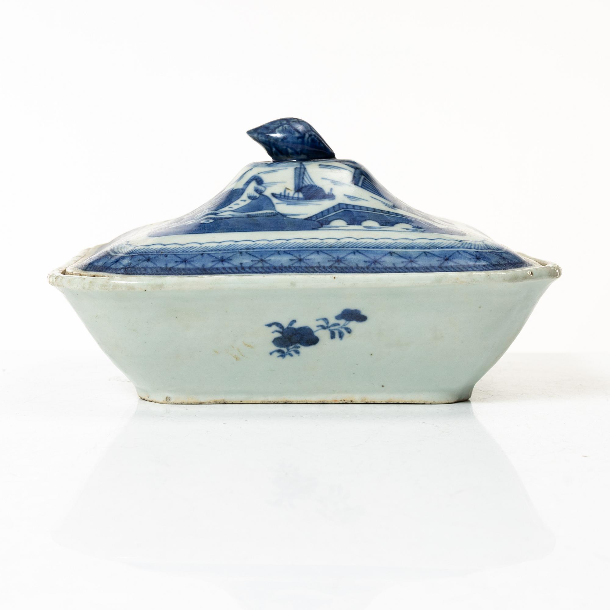 A warming stand and covered bowl, porcelain, China, 19th century.