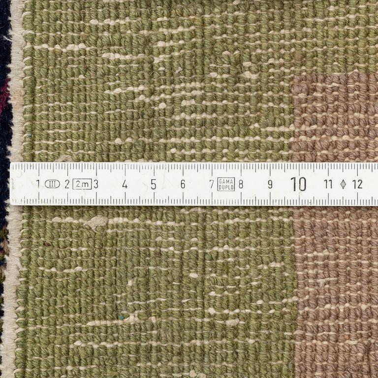 Matta, Kina, antik, ca 293 x 243 cm.