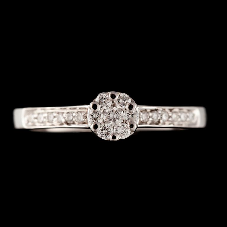 RING, 18K vitguld, 19 briljantslipade diamanter, tot. ca 0,24 ct. Vikt 3,1 g.