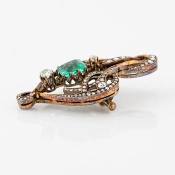 A brooch, 14K gold with emerald and old-cut and rose-cut diamonds. Russia 1899-1908.