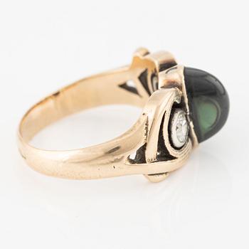 Ring in 14K gold with a dark green stone and old-cut diamonds.