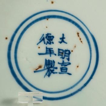 SKÅLFAT, åtta stycken, porslin. Ming dynastin, 1600-tal, med Xuande sex karaktärers märke.