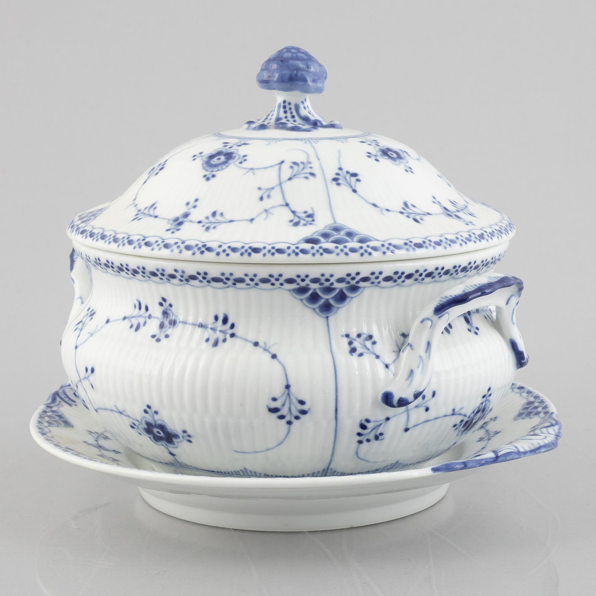 A 'Blue Fluted Half Lace' porcelain tureen with cover and stand / dish, Royal Copenhagen, model 601 and 666, 1898-1923.