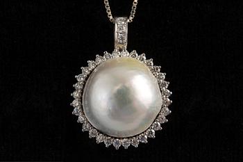 370. A PENDANT, brilliant cut diamonds 1.78 ct TW, mabe pearl Ø 21 mm. Weight 18,4 g.