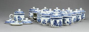 CREMEKOPPAR, 16 st, porslin, Kina, 1700-tal.