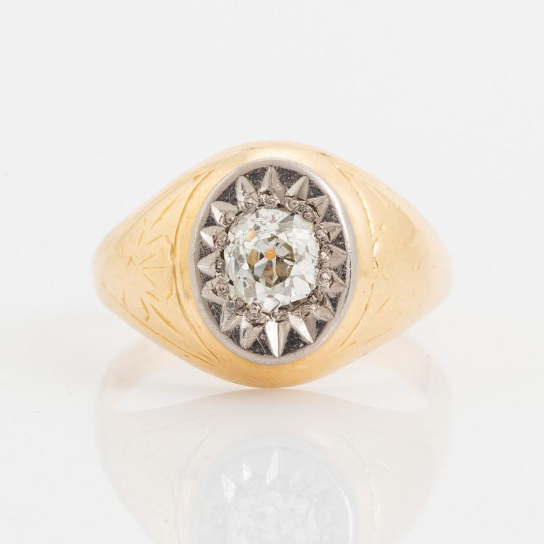 Ring, med cushionformad diamant.