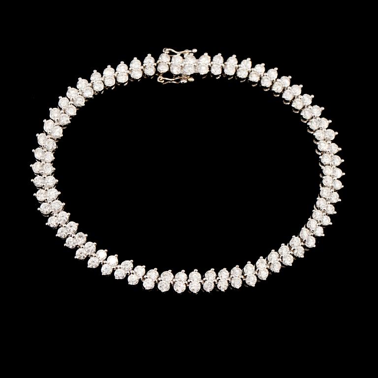 ARMBAND, 18k vitguld med 120 briljantslipade diamanter, totalt ca 5.68 ct, Paris, Frankrike. Vikt 17 g.