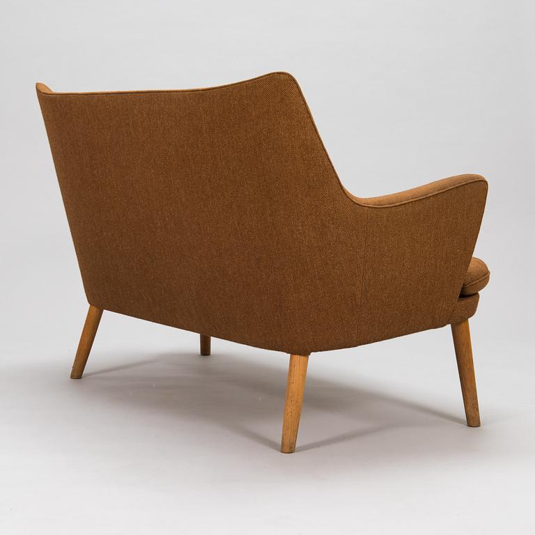 Hans J Wegner, a 1950's sofa for  för AP-Stolen Denmark.