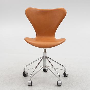 Arne Jacobsen, desk chair "The Seven", Fritz Hansen Denmark. 2005.