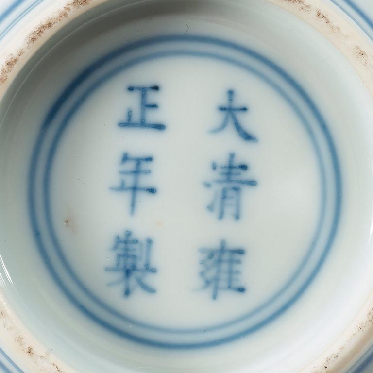 SKÅLAR, ett par, porslin. Republik (1912-49) med Yongzhengs sex karaktärers märke.