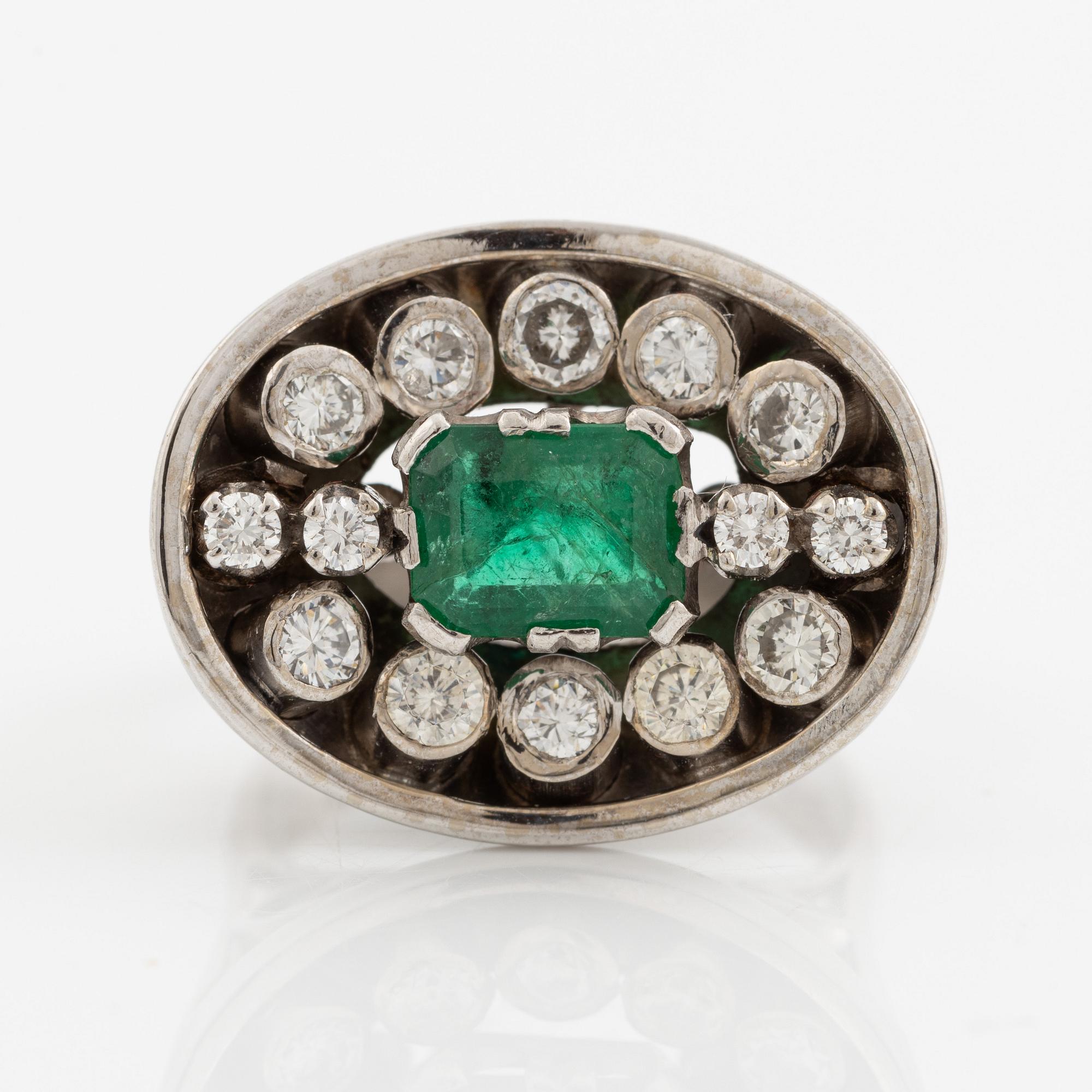Ring, 18K white gold with an emerald-cut emerald and brilliant-cut diamonds.