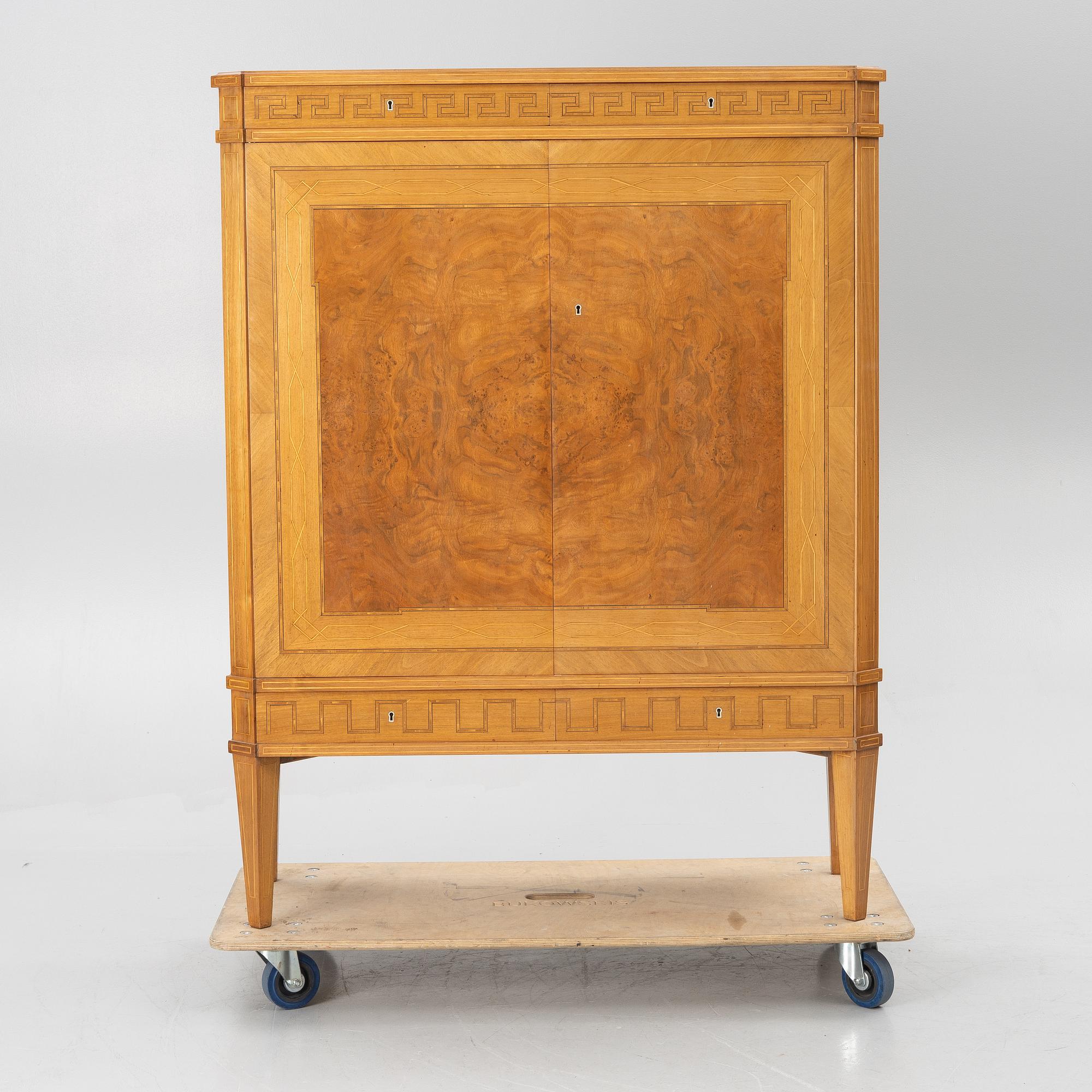 Cabinet/ linen cabinet, first half of the 20th century.