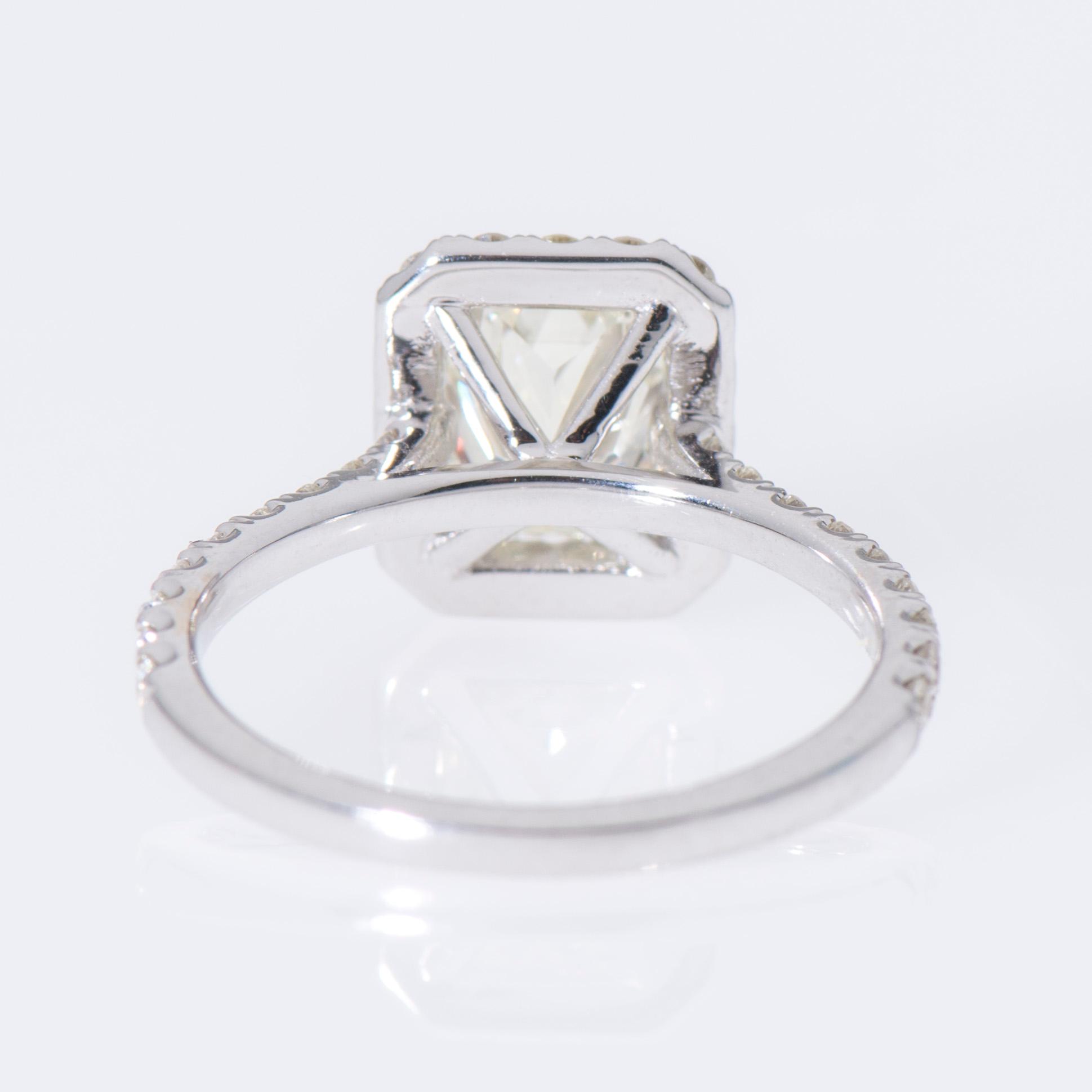 RING, 18K vitguld, radiantslipad diamant ca 1,30 ct, sidostenar totalt ca 0,54 ct.