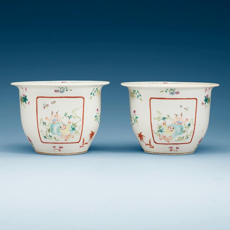 YTTERFODER, ett par, porslin. Republik, 1900-talets första hälft, med Qianlong fyra karaktärers märke.