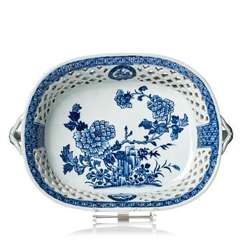 A large blue and white chesnut basket, Qing dynasty, Qianlong (1736-95).