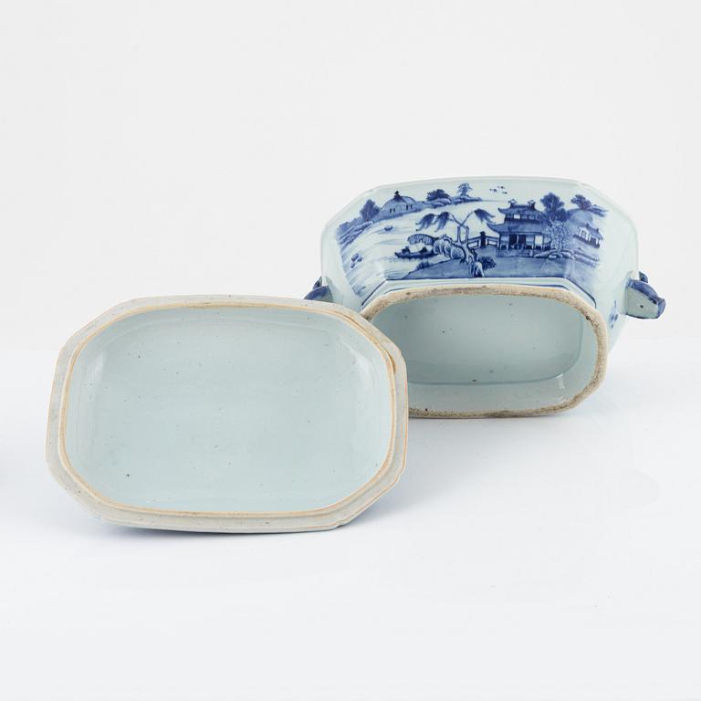 A blue and white terrine with cover and stand, Qianlong (1736-95) and two blue and white custard cups, 19th century.