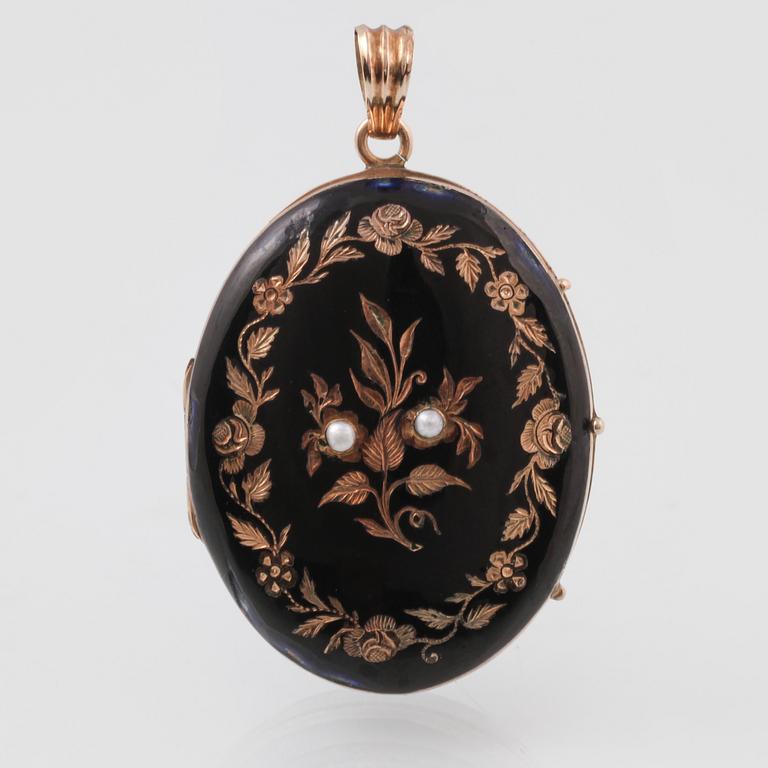 HÄNGE/BERLOCK, låghaltigt guld med svart emalj samt 2 odlade pärlor. Vikt 12,3 gram.