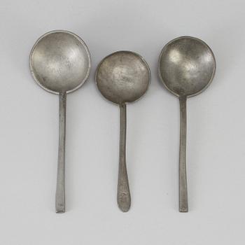 THREE PEWTER SPOONS, 17th/18th century.