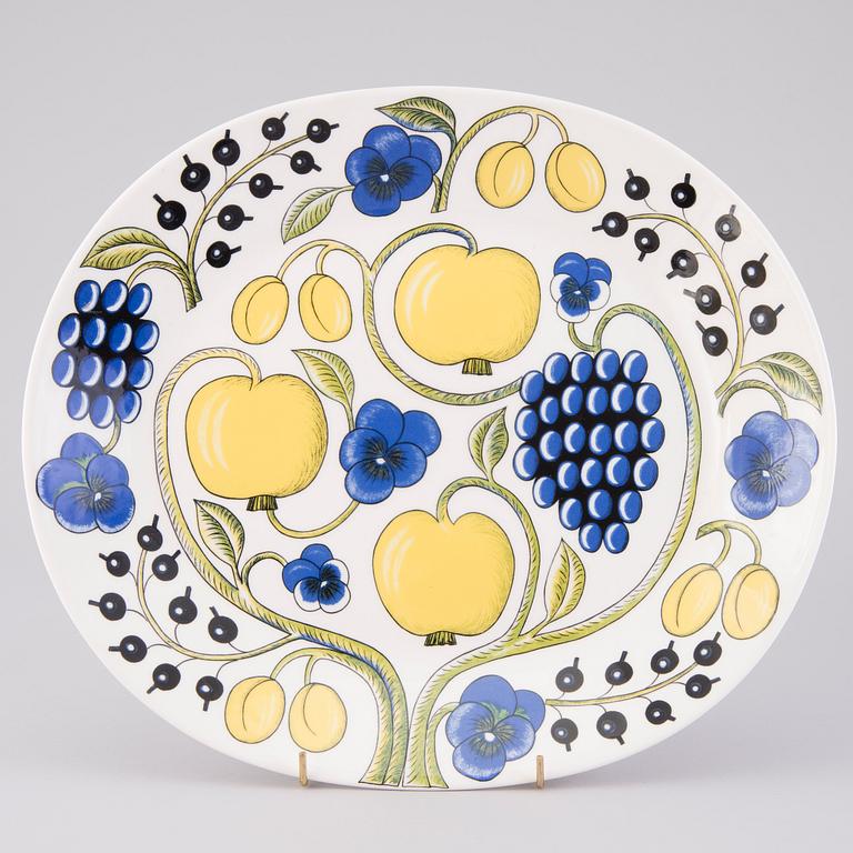 BIRGER KAIPIAINEN, a 69-pcs 'Paratiisi' tableware set for Arabia, latter half of the 20th Century.