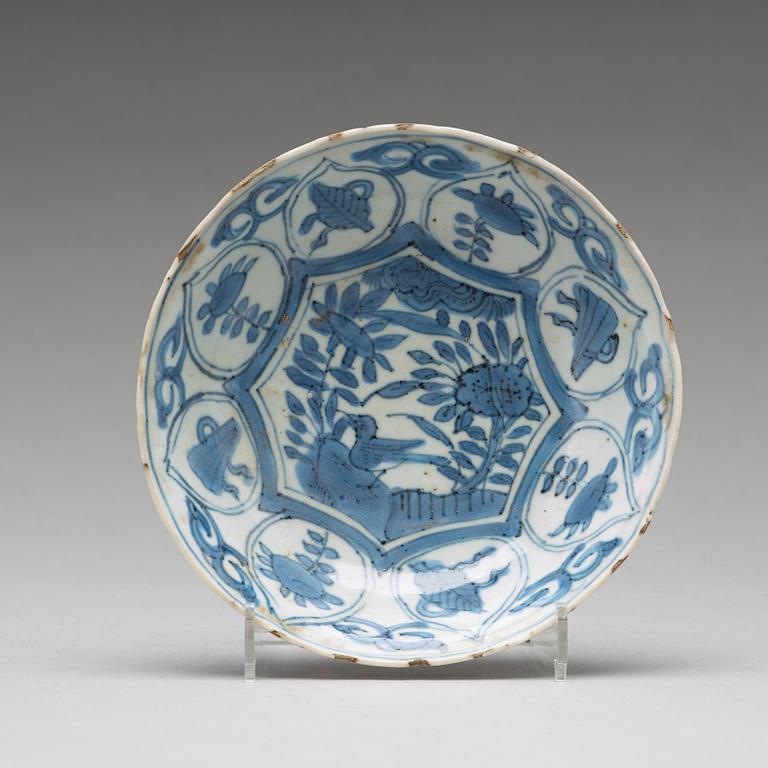 A set of four blue and white kraak dishes and a serving dish, Ming dynasty, Wanli (1572-1620).