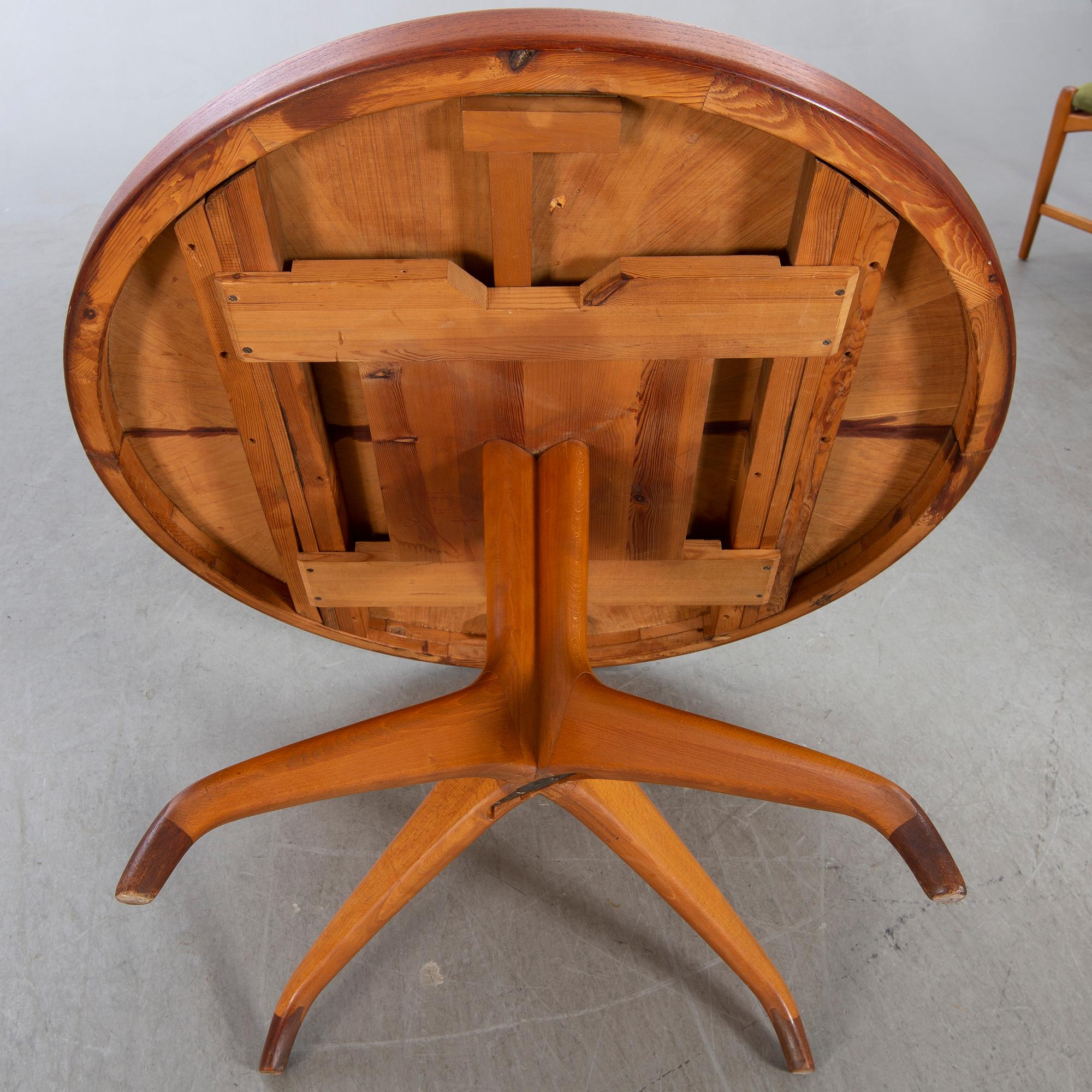 David Rosén, A table and flour chairs.
