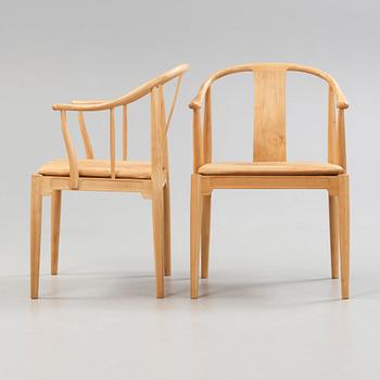 HANS J WEGNER, "Kinastolen", ett par, Fritz Hansen, Danmark 1987.