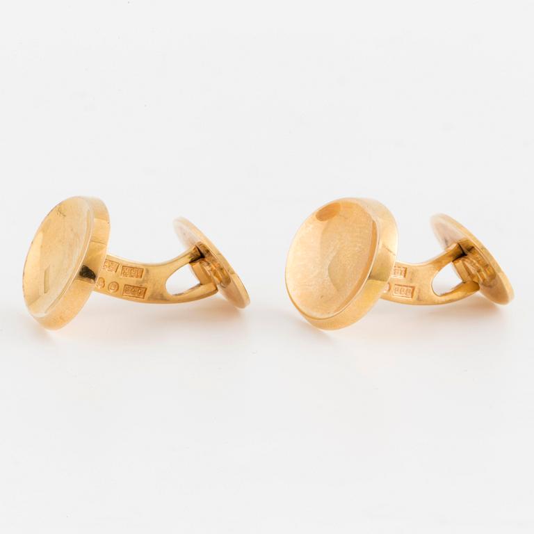 A pair of 18K gold cufflinks.