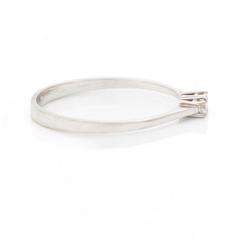 18K white gold ring with two brilliant-cut diamonds.