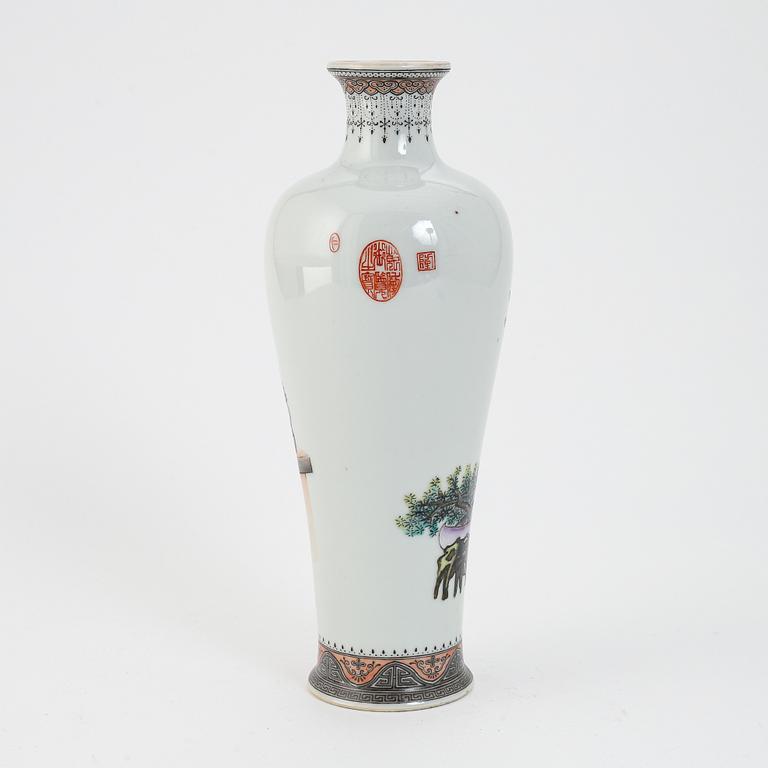 A Chinese republic style porcelain vase, 20th Century.