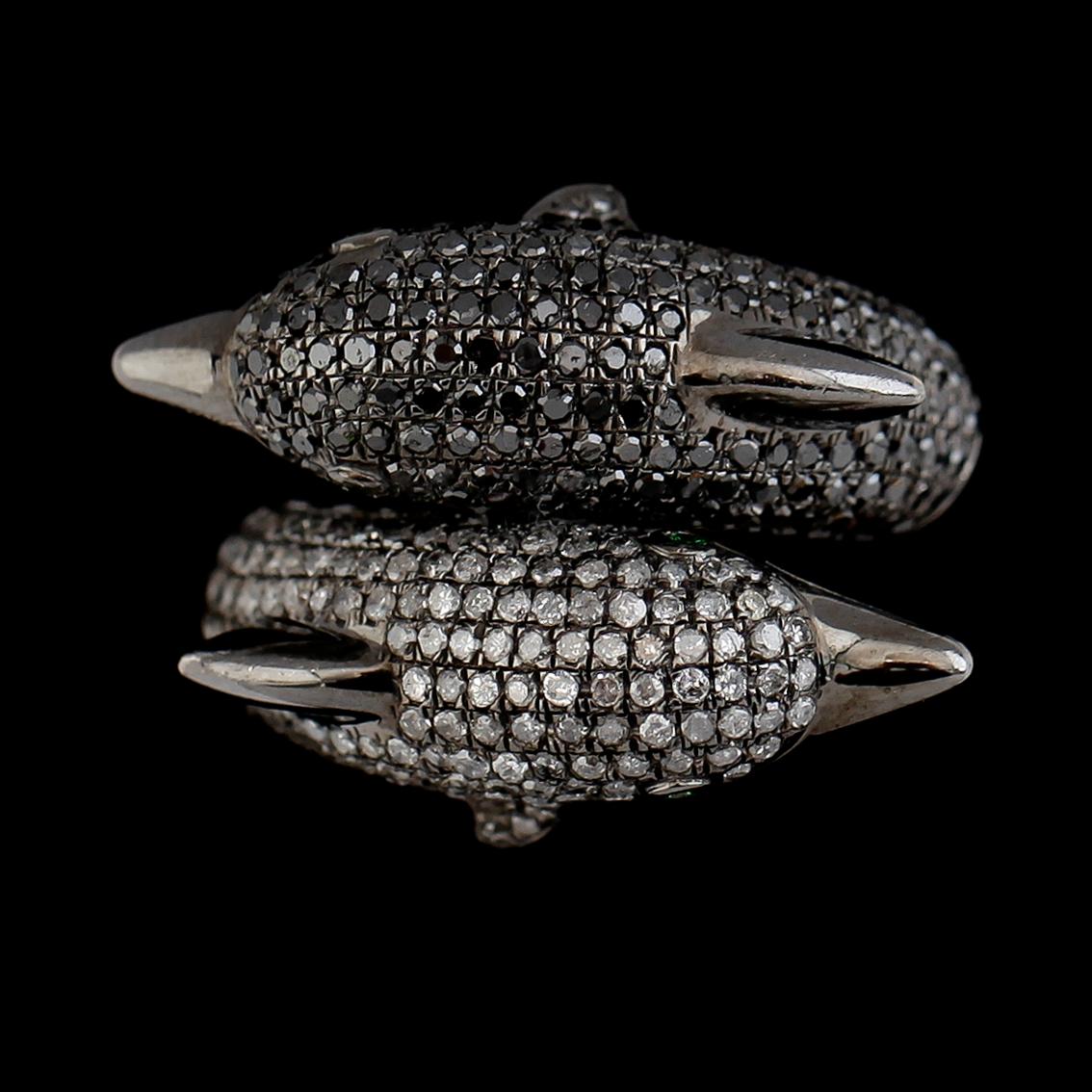 RING, silver, vita och svarta diamanter tot ca 2.61 ct, smaragder tot ca 0.04 ct.