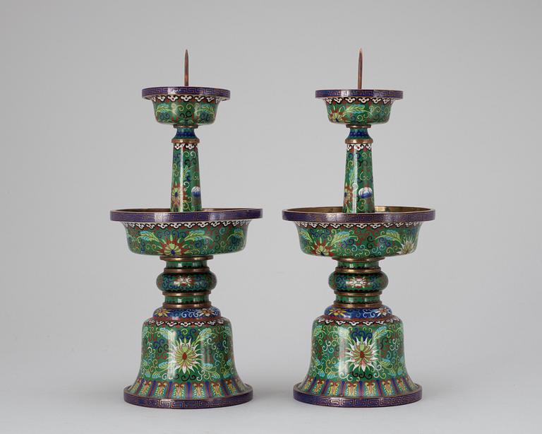 LJUSSTAKER, ett par. Cloisonné. Kina 1900-tal.