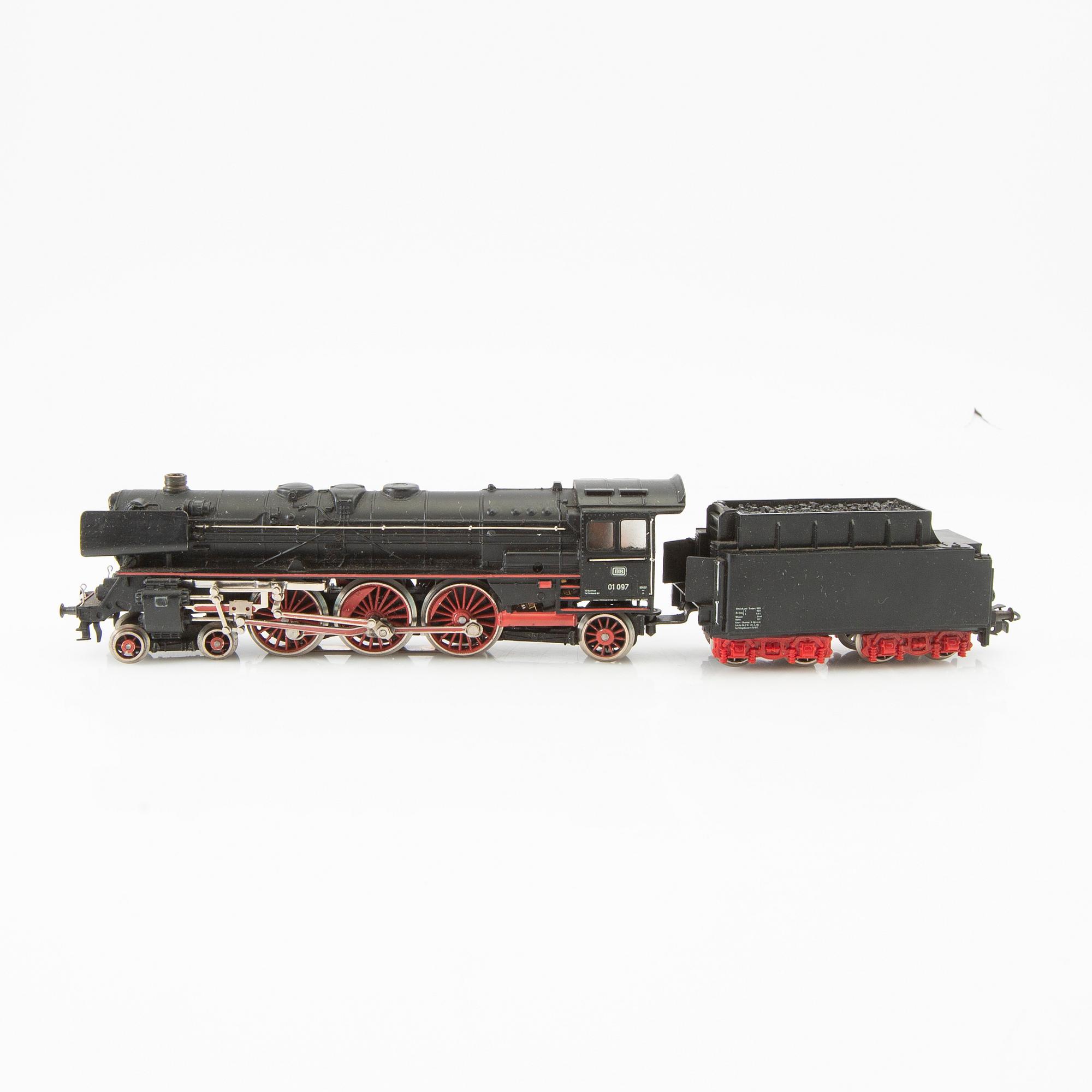 Märklin, 5 st. lok, bl a modell 3048 och 3043, 6 vagnar av olika modell.