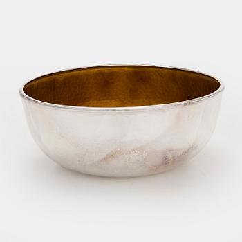 A. Tillander, malja, sterlinghopeaa ja emalia. Helsinki 2025.