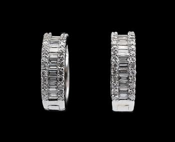 A PAIR OF EARRINGS, Brilliant and baguette cut diamonds c. 1.30 ct. Weight 5,4 g.