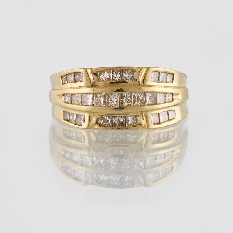 RING, 18K guld med prinsesslipade diamanter ca 1.28 ct. Vikt 8,5 gram.
