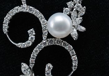A NECKLACE, navette- and brilliant cut diamonds  5.09 ct. G/vvs. South sea pearl 10,5 mm. Weight 17,25 g.
