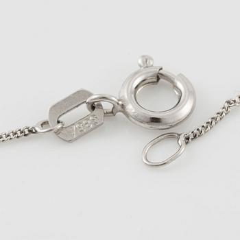 Necklace 14K white gold with oval-cut sapphire.
