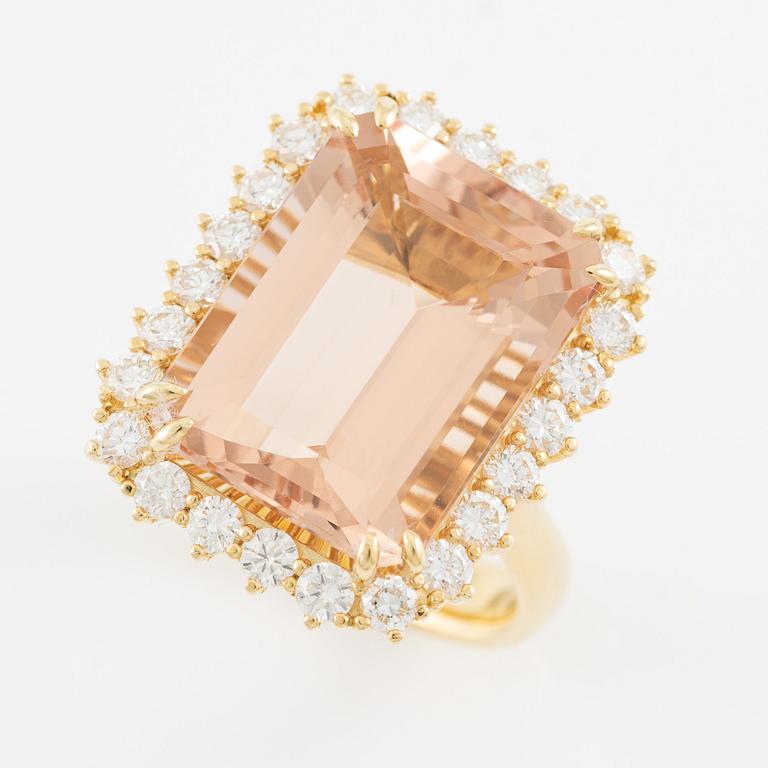 Ring 18K guld med en fasettslipad morganit och runda briljantslipade diamanter.