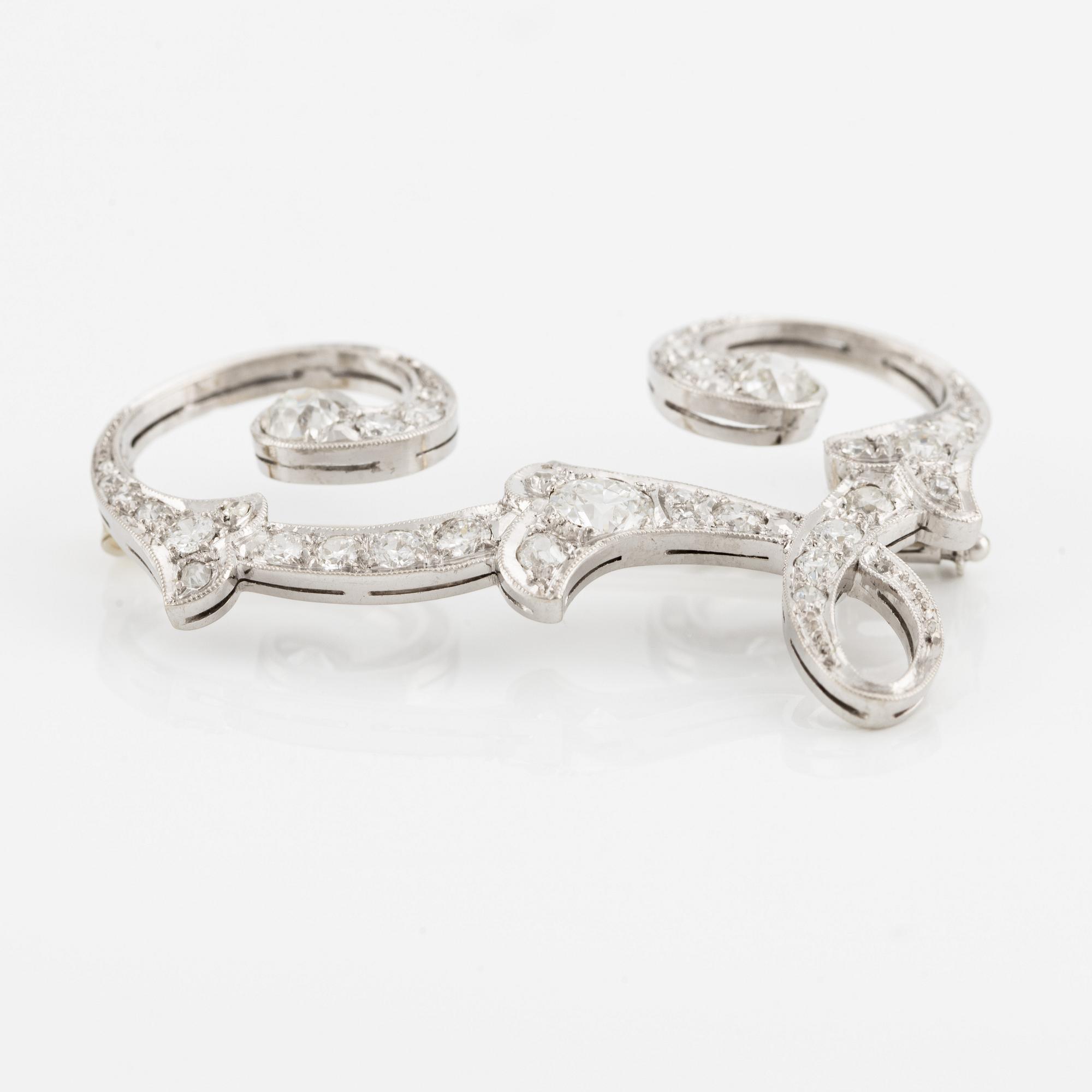 Brosch "L", 18K vitguld med gammalslipade diamanter.