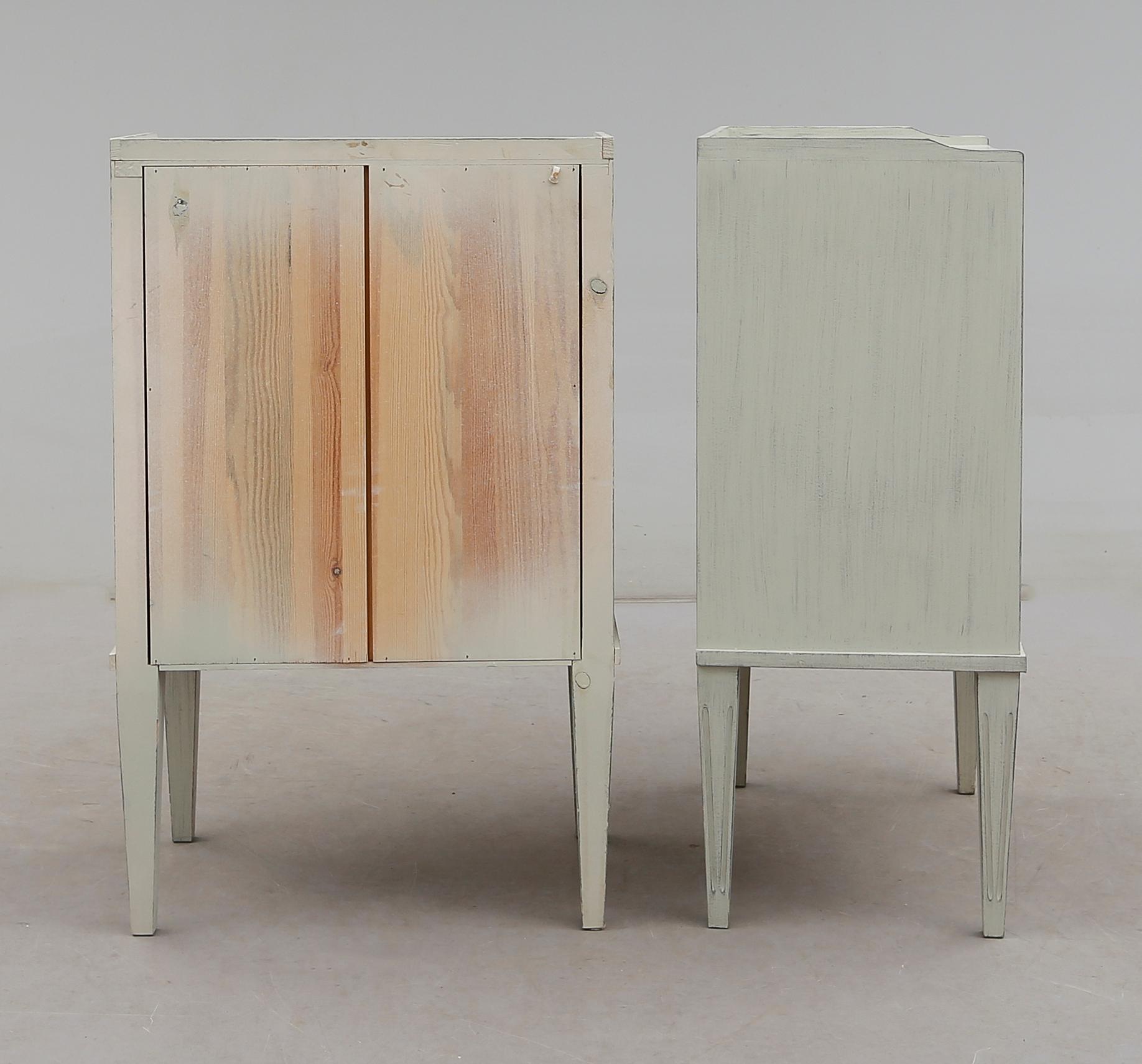 SÄNGBORD, 1 par, gustaviansk stil, 1900-talets andra hälft.