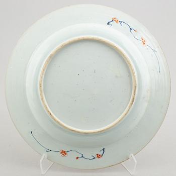 An Imari porcelain charger, China, Qing dynasty, first half of the 18th century.