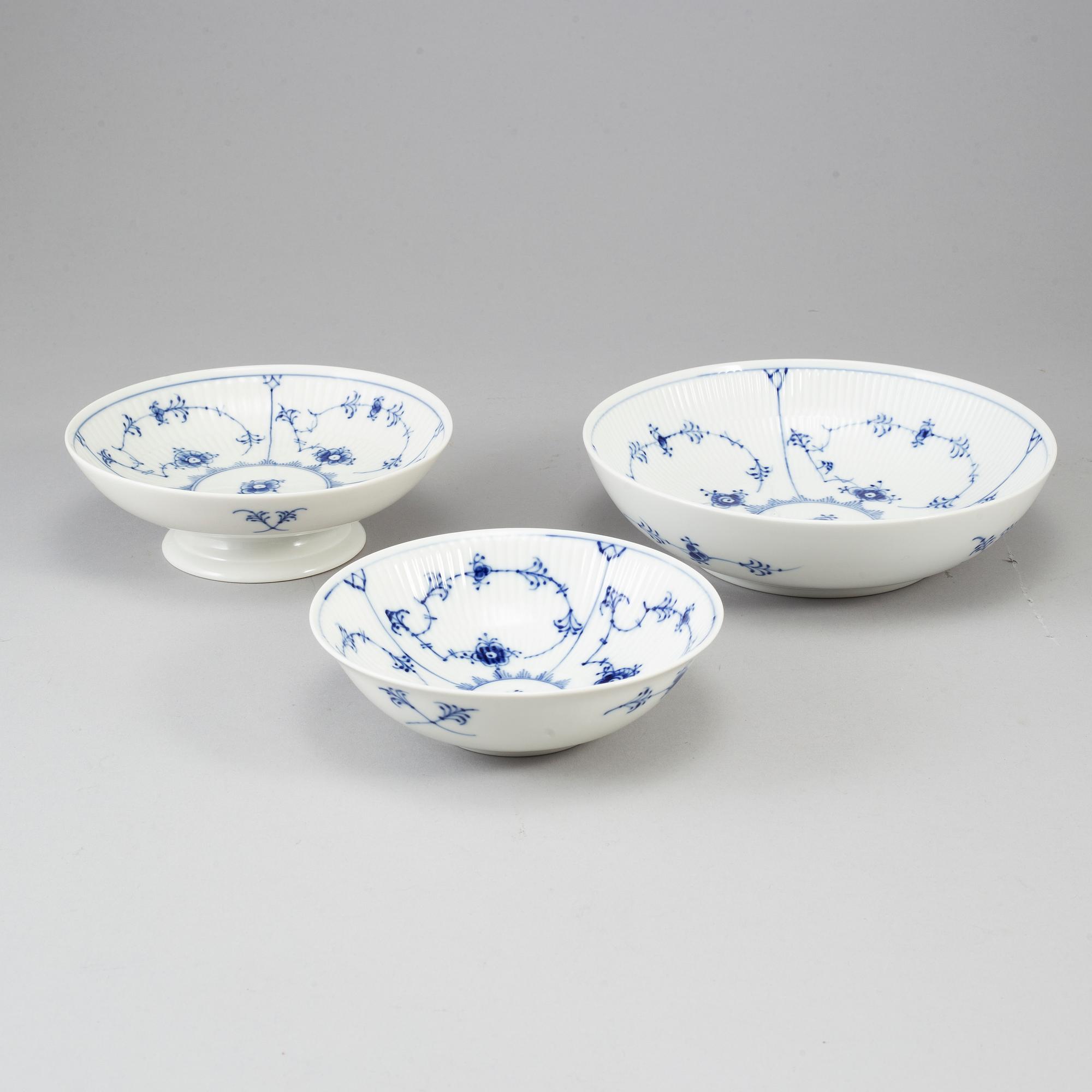 ROYAL COPENHAGEN, 100 psc porcelaine 'Musselmalet'.