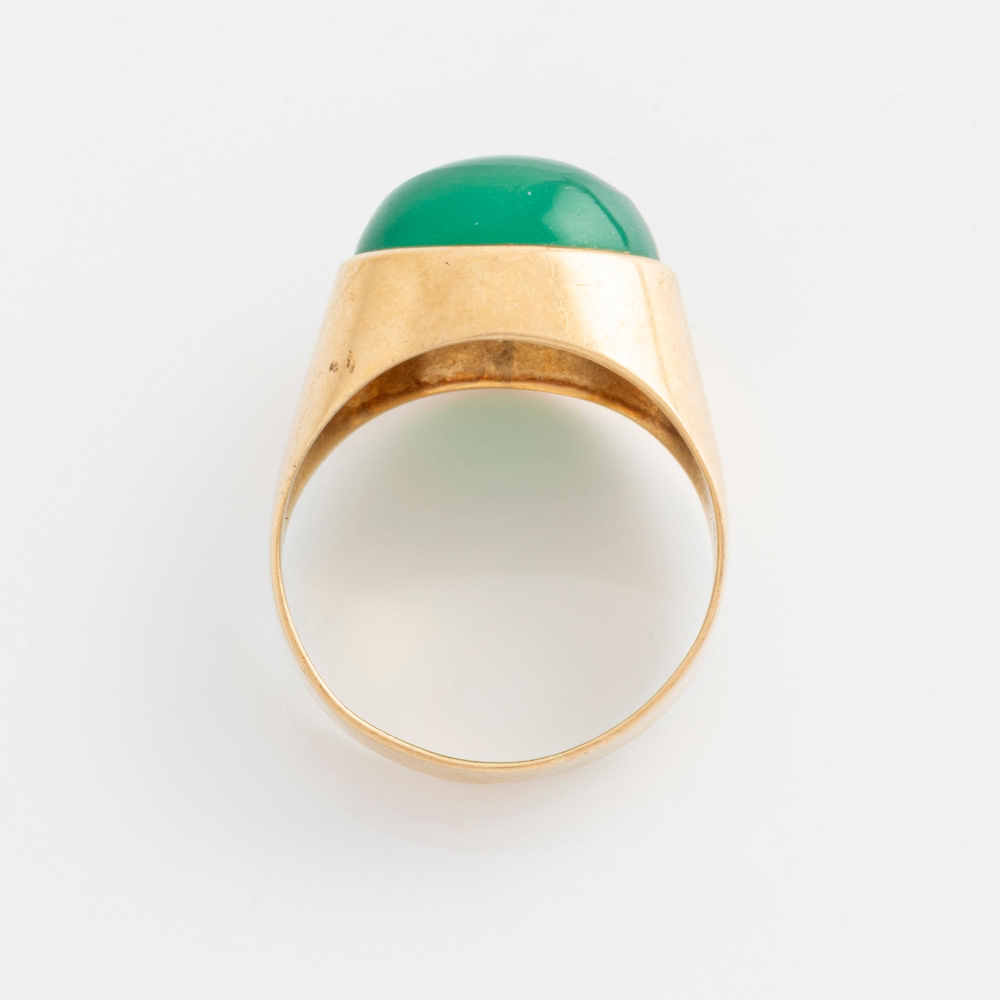 Ring, 18K gold with cabochon-cut green agate.