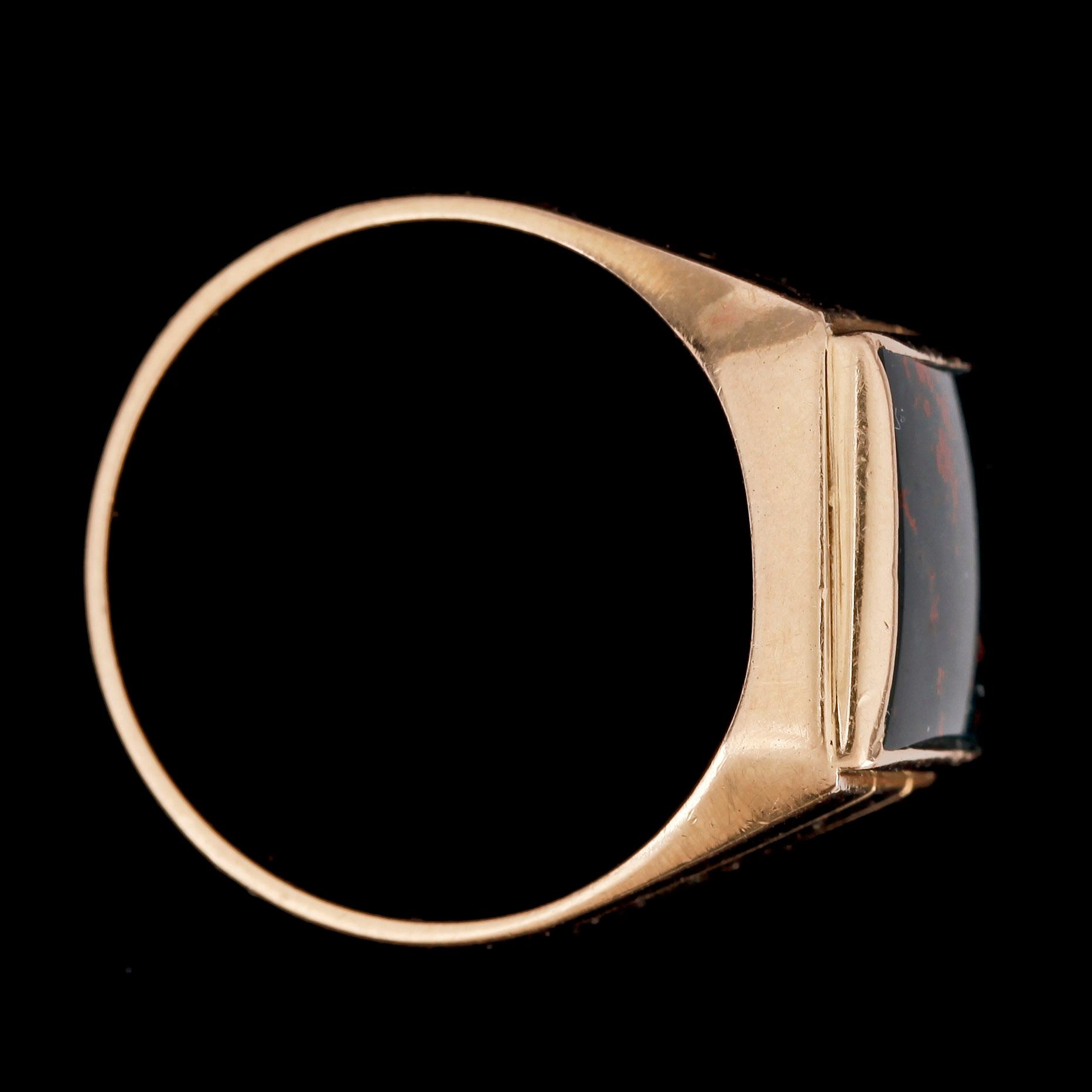 KLACKRING, 18k guld med heliotrop, 1900-talets mitt. Total vikt 13,6 g.