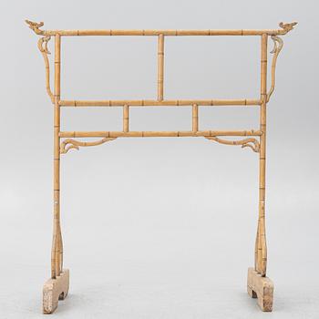 Klädställning, bambu och hardwood. Kina, 1900-tal.