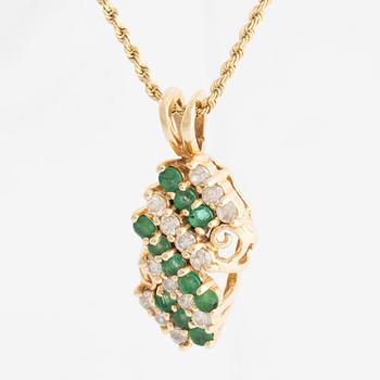 Necklace, gold, pendant with emeralds and brilliant-cut diamonds.