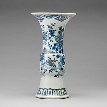 733. A blue and white vase, Qing dynasty, early 18th Century.